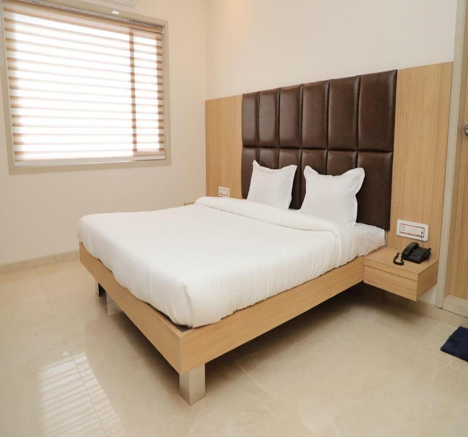 Hotel Dwarka Palace Ahmednagar Ngoại thất bức ảnh